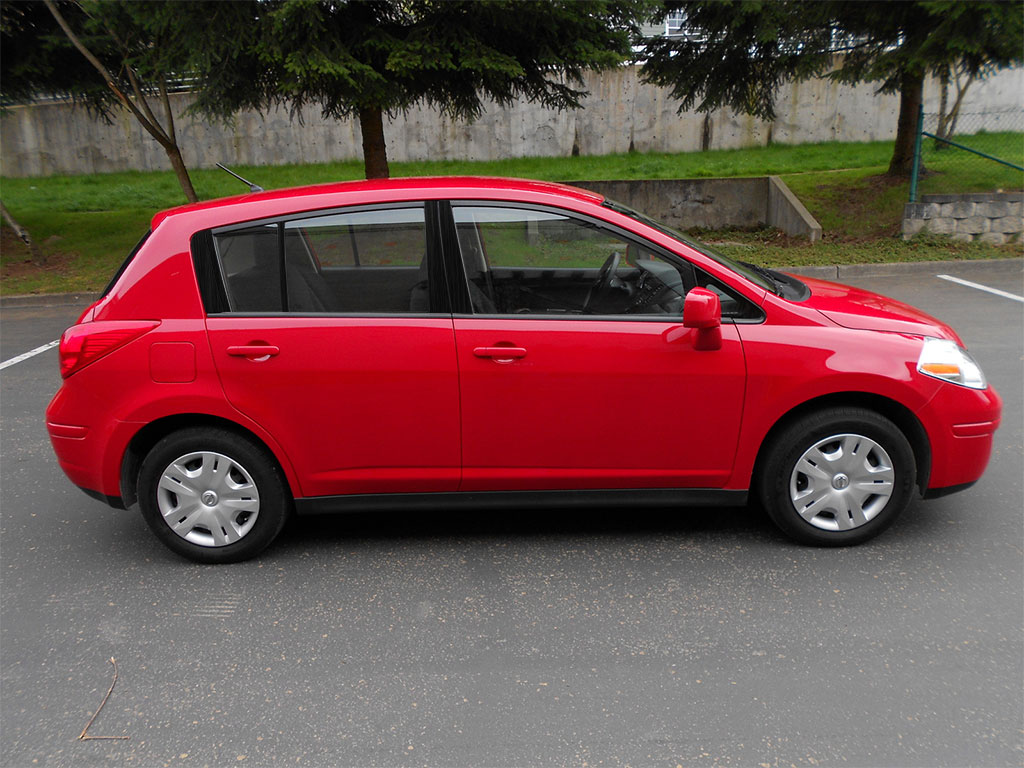 Nissan Versa 2007-2011 Hatchback Brushed Aluminum Black Pillar Trim